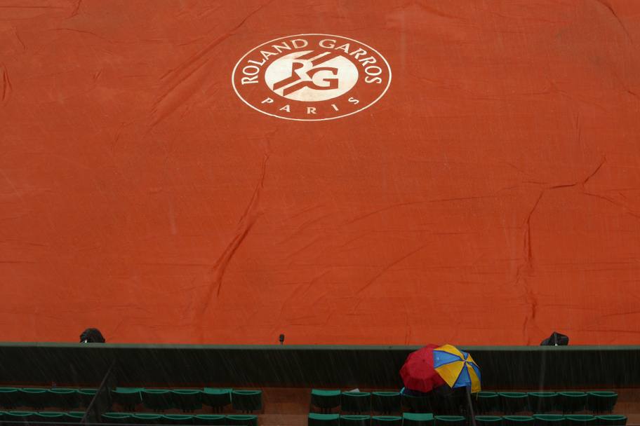 Un forte temporale ha interrotto i match del Roland Garros, costringendo giocatori e tifosi a ripararsi da una fitta grandinata. Non   la prima volta che capita in questa edizione